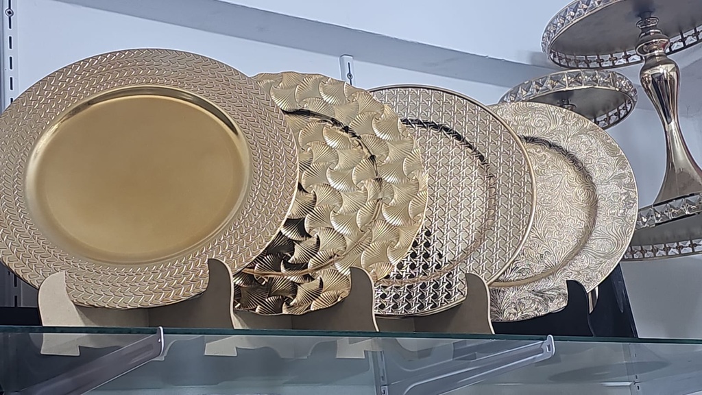 Platos dorados para eventos y decoraciones