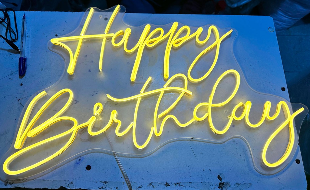Letrero HAPPY Birthday en Luz de Neón corrido