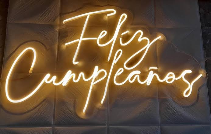 Frase Feliz Cumpleaños en Luces de Neon