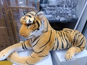 Tigre de peluche realista acostado de 70 cm de largo