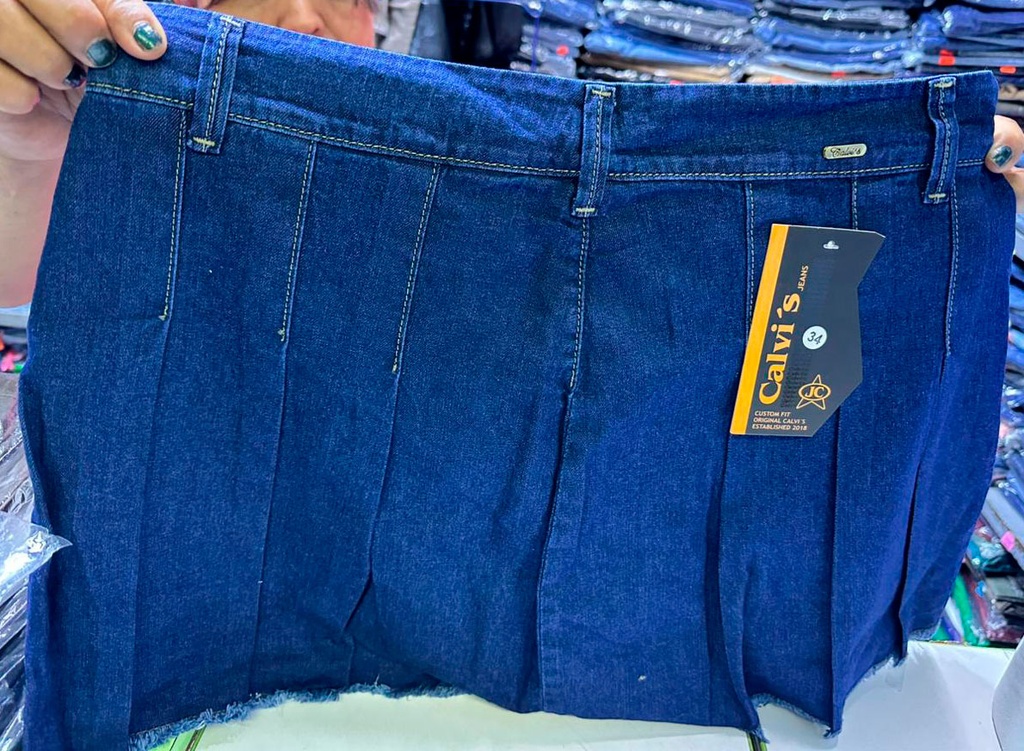 Falda short pliegue contorno