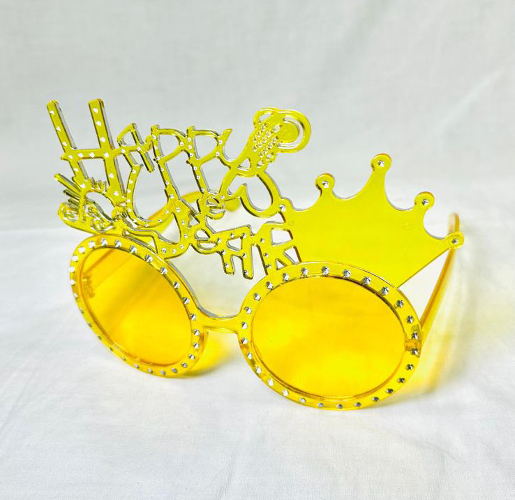Lentes amarillos de fin de año