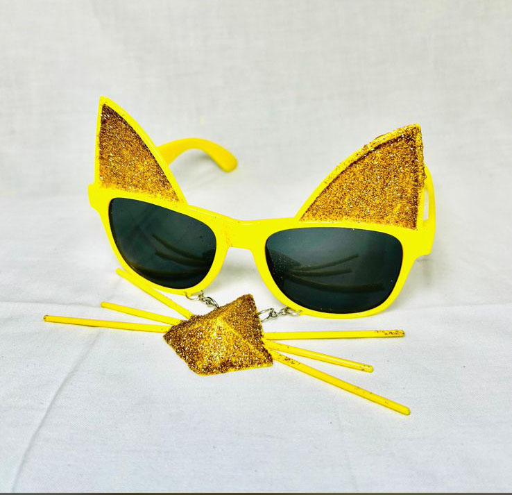 Lentes amarillos de fin de año