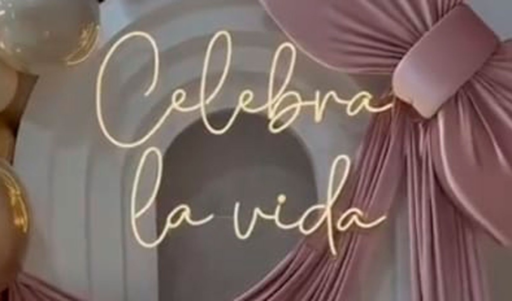 Letrero de neón celebra la vida